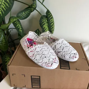 NWT White Crochet Flats Size 9 thumbnail 1