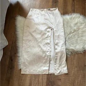 LULU’S Headed To Happy Hour Champagne Satin Midi Skirt thumbnail 4
