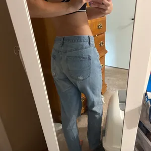 Light Wash Ripped American Eagle Mom Jeans size 6 thumbnail 8