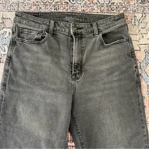 American Eagle Outfitters Mom Jean in Black Wash Charcoal Grey Size 8 thumbnail 5