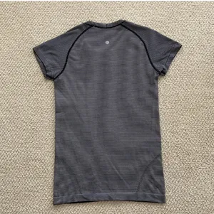 LULULEMON Swiftly Tech Short Sleeve Crew T-Shirt 6 Hyper Stripe Black Like New thumbnail 8