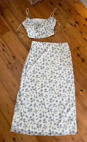 Le lis M/L Set Floral Cream crop top and Midi Skirt thumbnail 1