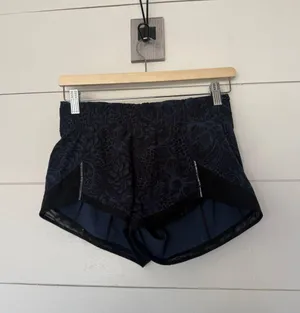 Lululemon Black Women’s 4 Mesh Miles Ahead Nouveau Mach Shorts thumbnail 1