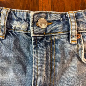 Zara High Waist Distressed Denim Shorts‎ Light Wash Blue Size 2 Raw Hem Cut Offs thumbnail 2