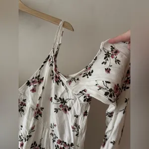 American Eagle Off the Shoulder‎ White Floral Boho Flowy Blouse thumbnail 3