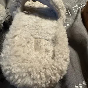 UGG Cozy Cream Fuzzy Slippers very worn as shown still wearable Women’s size 7 thumbnail 4
