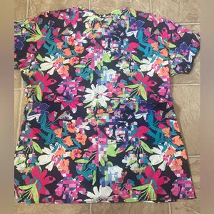 WonderWink Multicolor Floral V-Neck Scrub Top thumbnail 3