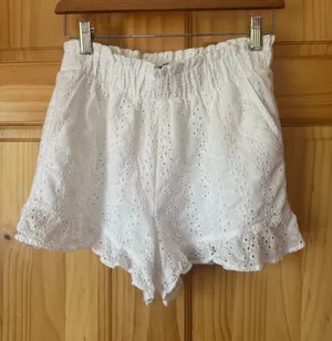 Hollister White Eyelet Ruffle Ultra High-Rise Elastic Waist Shorts size small thumbnail 1