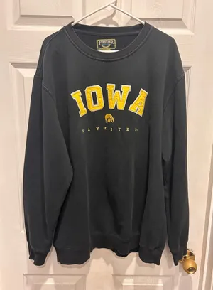 VTG Forester Iowa Hawkeyes Sweatshirt Black Embroidered NCAA Pullover XL College thumbnail 1