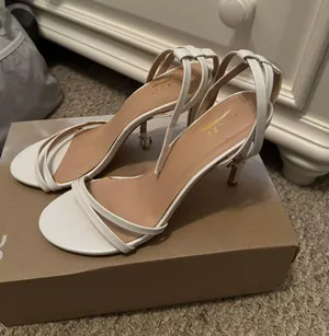 White high heel shoes thumbnail 3