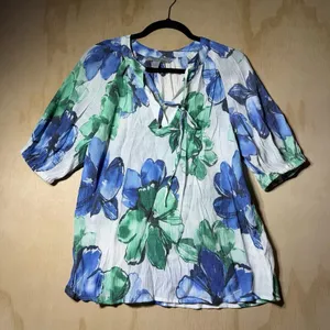 By Design Floral Blouse Women’s Medium Blue Green Tie Neck Short Sleeve Top‎ thumbnail 1