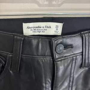 Abercrombie & Fitch 90s Relaxed Vegan Leather Ultra High Rise Pants Black 25 0S thumbnail 6