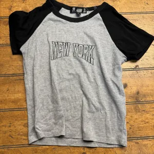 RUE 21 FADED ROSE‎ NEW YORK Baby Tee Medium thumbnail 1