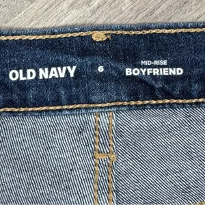 Old Navy Jeans Women Size 6 Blue Mid Rise Boyfriend Cuffed Hem‎ Crop Distressed thumbnail 11