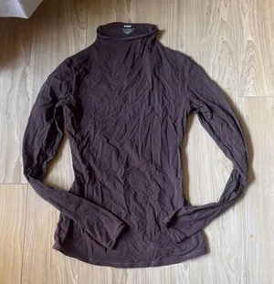 SKIMS Chocolate Brown Lightweight Turtleneck Long Sleeve Top thumbnail 1