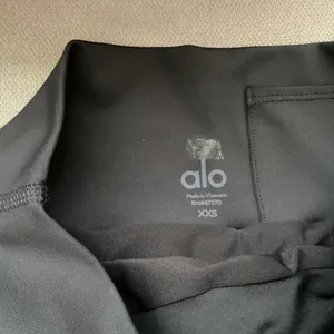 Alo Yoga Gold Medal Short Black XXS thumbnail 4