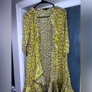 Vero Moda Yellow Floral Dress size small, worn once. thumbnail 2