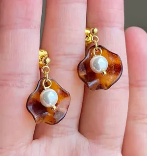 Handmade cute retro chic Tortoiseshell flower petal & glass pearls dangle earrings🤎 thumbnail 1
