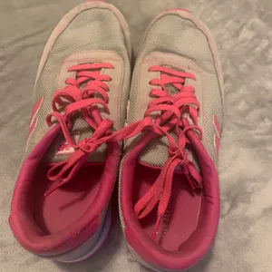 New Balance Grey & Pink Retro Mesh Suede Sneakers thumbnail 4