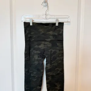 Spanx Green Camo Seamless Leggings Size Small Athleisure Casual Comfort thumbnail 2