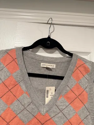 NWT Aeropostale Size M Gray Coral V Neck Argyle Cropped Stretch Sweater Vest thumbnail 2