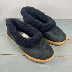 UGG Australia 1871 Black Suede Shearling Lined Slippers Womens 8 Gum Sole Shoes thumbnail 4