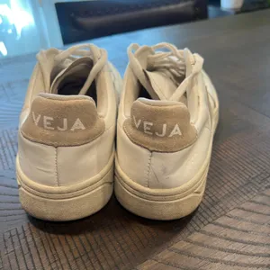 Veja V-12 Leather Sneakers in Extra-White/Sable 7 women thumbnail 4