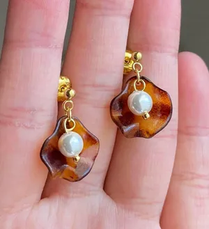 Handmade cute retro chic Tortoiseshell flower petal & glass pearls dangle earrings🤎 thumbnail 2