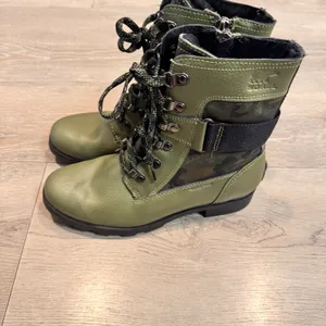 Sorel Emelie Conquest Olive Green Camo Lace Up Zip‎ Combat Boots Size 5 thumbnail 4