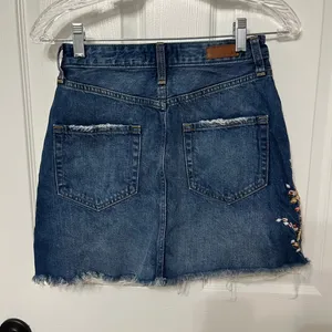 Abercrombie & Fitch‎ embroidered denim skirt size 25 thumbnail 6