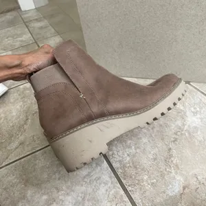 Dolce vita‎ Rielle Taupe Brown Faux Suede Platform Chelsea Ankle Boots WMS 8.5 thumbnail 5