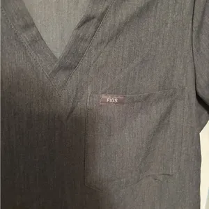 FIGS Catarina One-Pocket Scrub Top™ in Graphite size small thumbnail 2