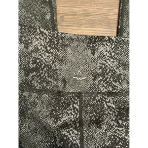 Beyond Yoga Leggings Black Gray Snakeskin Foil High Waisted Size M thumbnail 5