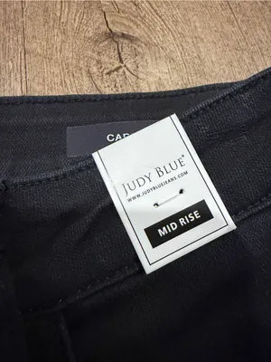 NWT Judy Blue Mid Rise Black Capris thumbnail 3