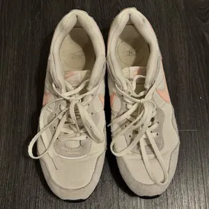 Nike Venture Runner Women’s Shoes VTG 80s 90s Running Off White Coral thumbnail 4