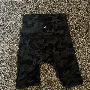 Lululemon Align Super High‎ Rise Short 10" Sz 6 Incognito Camo Multi Gator Green thumbnail 4