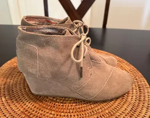 TOMS Desert Wedge Taupe Suede Lace Up Ankle Booties Womens‎ 8.5 Heel Shoes thumbnail 1