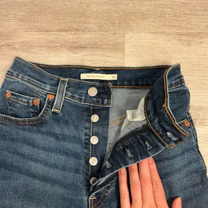 Levi’s ribcage straight dark wash button fly vibrate jeans 26” waist 32” length thumbnail 4