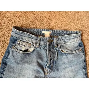 H & M Vintage Style Distressed Light Wash High Waist Mom‎ Jeans with Knee Rips thumbnail 4