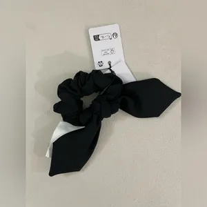 ALO Yoga NWT Airlift Rhythm Scrunchie Elegant Black Hair Accessories thumbnail 4