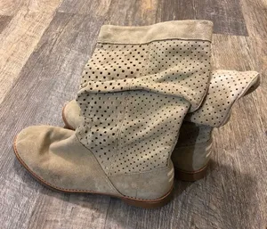 Tom’s boots‎ thumbnail 1