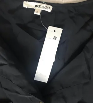 LAmade 100% Silk Dress WMNS Sz M NWT -Has 1 minor flaw (Small hole) on the back bottom part. Condition is "New with small defects". thumbnail 3