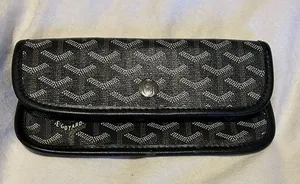 Wallet/pouch thumbnail 1