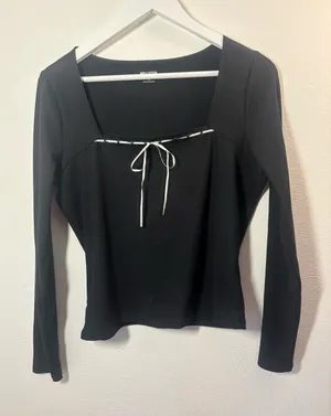 Hollister Black Long Sleeve Square Neck Top With White Tie Detail Size XL thumbnail 1