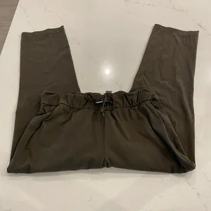 Lululemon On The Fly Crop Pants in Dark Olive size 6‎ thumbnail 5