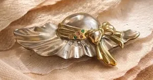 Vintage Two-Tone Wide Brim Sun Hat Brooch with‎ Rhinestone Accents & Gold Bow thumbnail 1
