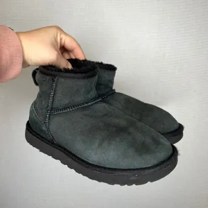 UGG Classic Ultra Mini Ankle Boots Black Suede Sheepskin Lined Women's‎ Size 9 thumbnail 1