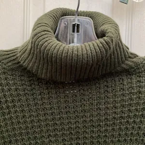 FINAL MARKDOWN H & m divided turtleneck sweater small thumbnail 3