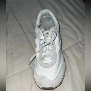 women’s New Balance tennis shoes thumbnail 3