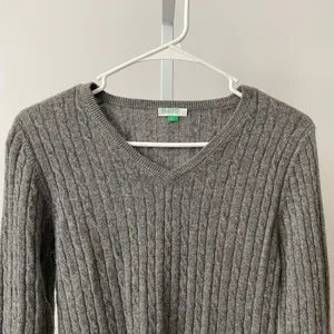 United Colors of Benetton M‎ Gray Cashmere V-Neck Cable Knit Sweater Pullover thumbnail 2